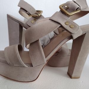 Pour La Victoire Tan Sandals with Suede Finish and Platform